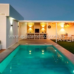 Agua de la piscina de noche