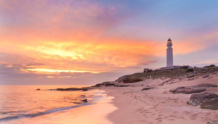 Espectacular atardecer en el faro de Trafalgar