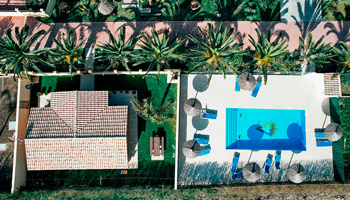 Vista aérea de una casa con piscina en Zahora