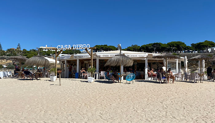 Vistas del chiringuito casa Diego en la playa de los Bateles