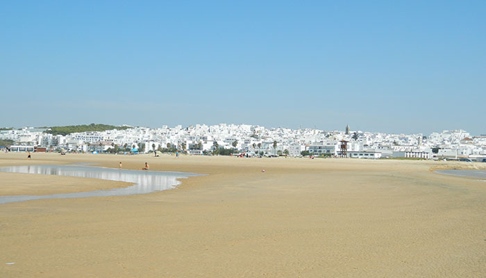 Vistas de Conil desde la playa de Castilnovo. Playa naturista